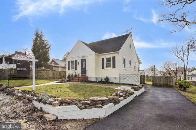 view of front of home with a front lawn