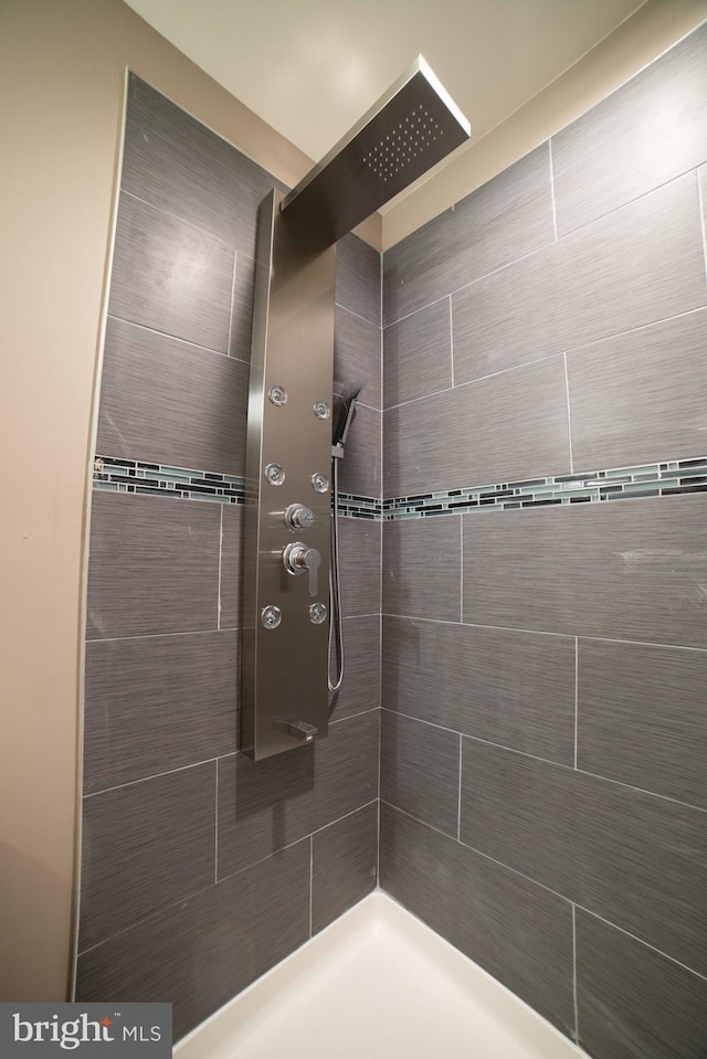 bathroom featuring tiled shower