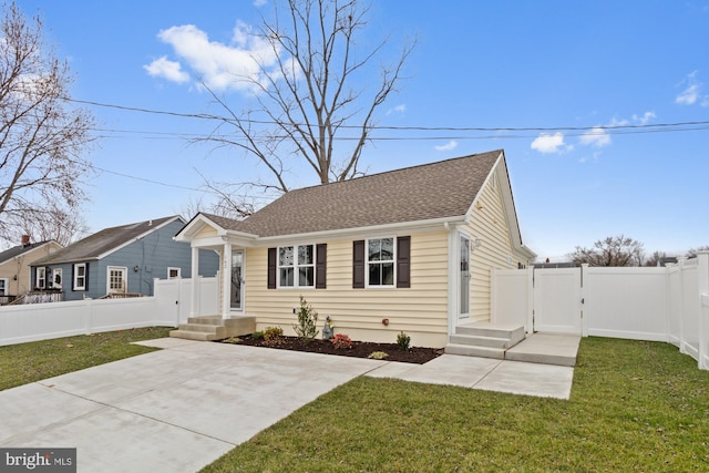 view of front of property featuring a front lawn