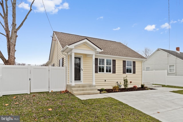 bungalow featuring a front yard