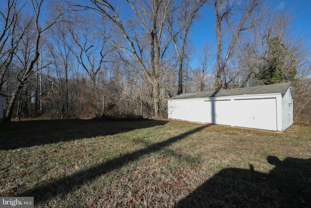 view of yard featuring an outbuilding