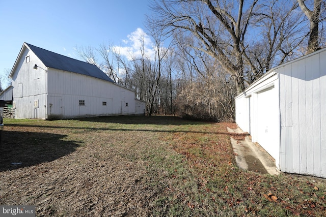 view of yard featuring an outbuilding