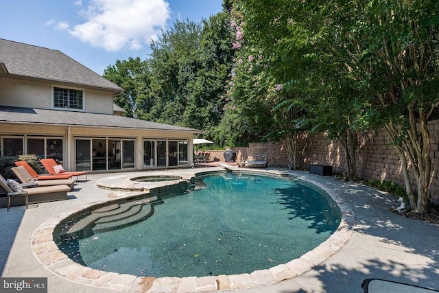 view of pool with an in ground hot tub and a patio