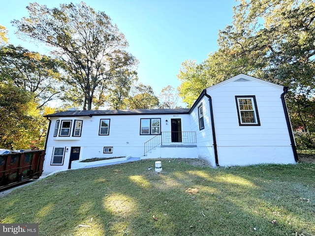 view of front of home featuring a front yard