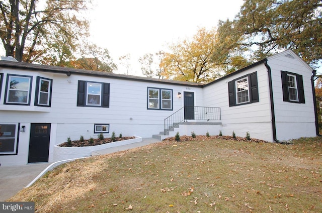 view of front facade featuring a front lawn