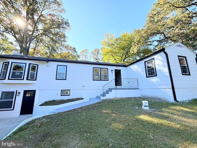 view of front facade featuring a front lawn