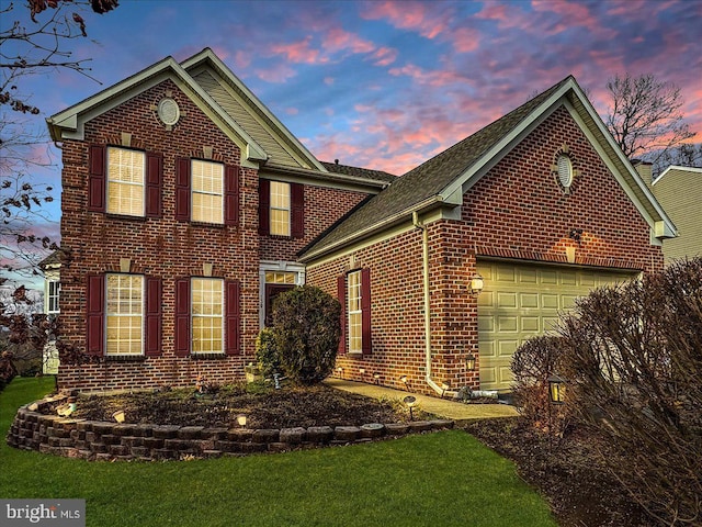 view of front property featuring a lawn