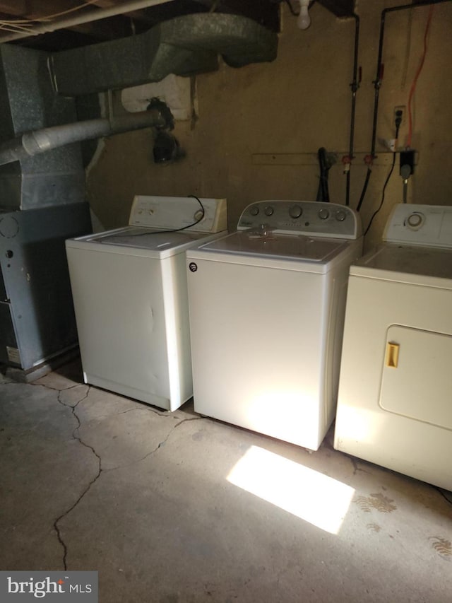 washroom featuring washing machine and clothes dryer