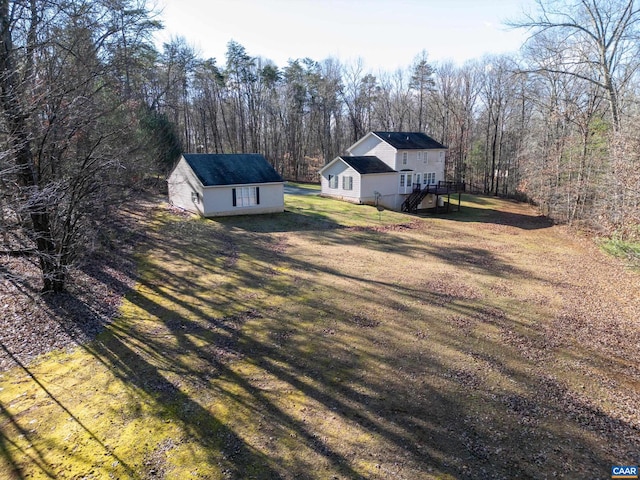 view of yard featuring an outbuilding