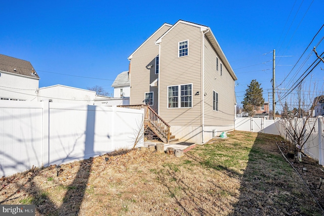 back of house featuring a lawn