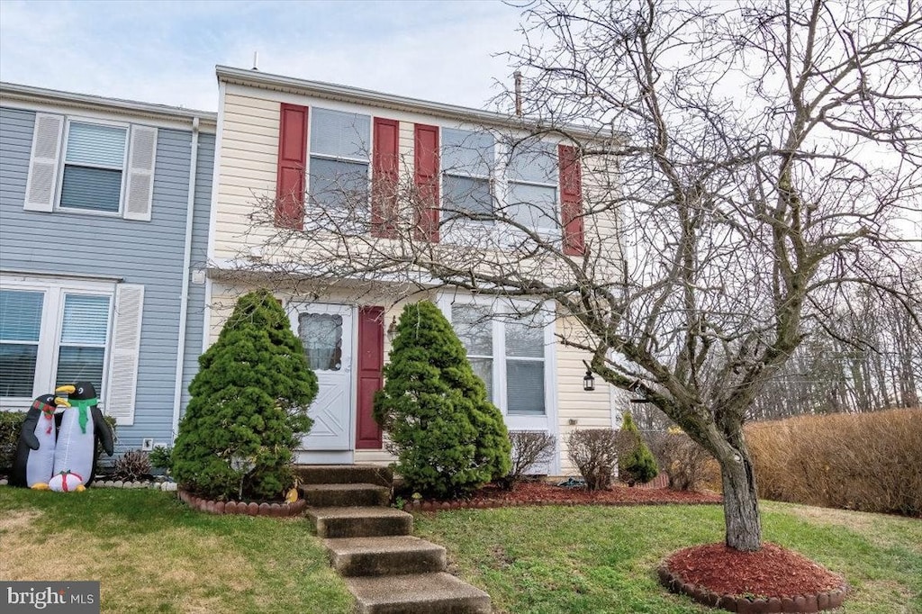 view of front of home featuring a front yard