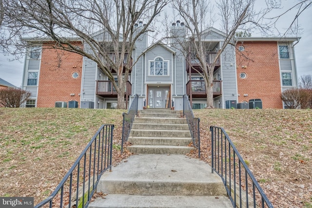 view of front of home featuring a front yard and central AC unit