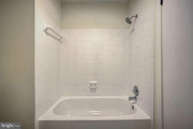 bathroom featuring tiled shower / bath