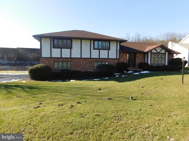 view of front of property featuring a front yard