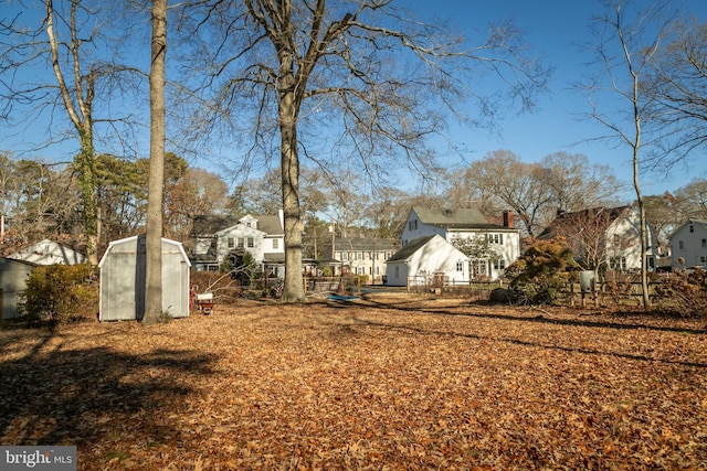 view of yard featuring a residential view and an outbuilding