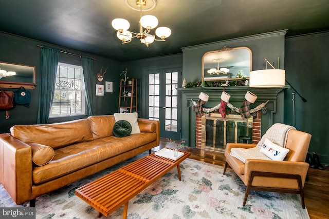 living area featuring a chandelier, crown molding, and wood finished floors