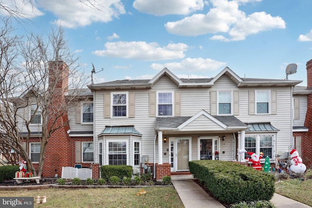 multi unit property featuring a front yard