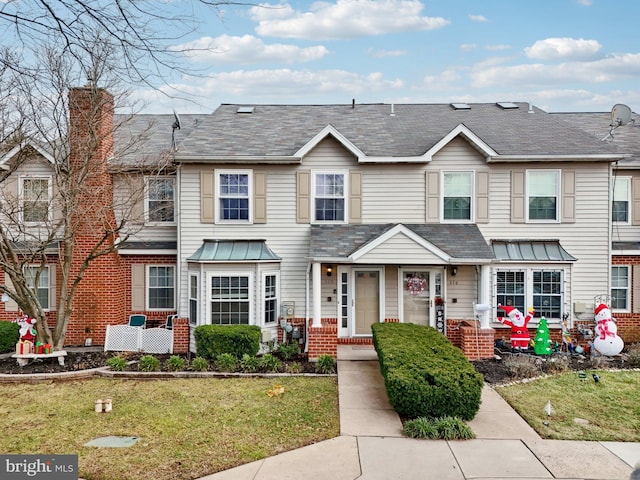 multi unit property featuring a front yard