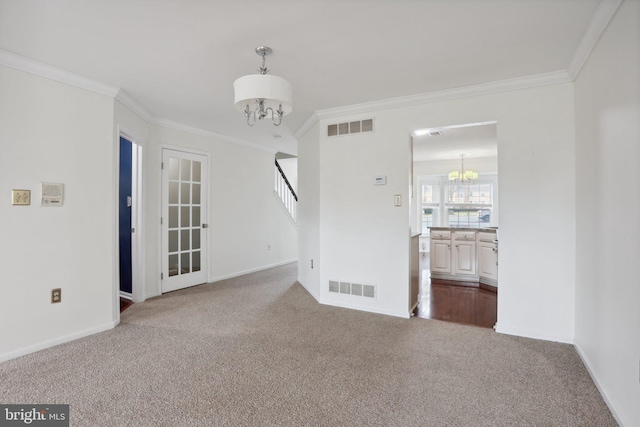 empty room with carpet, a notable chandelier, and ornamental molding