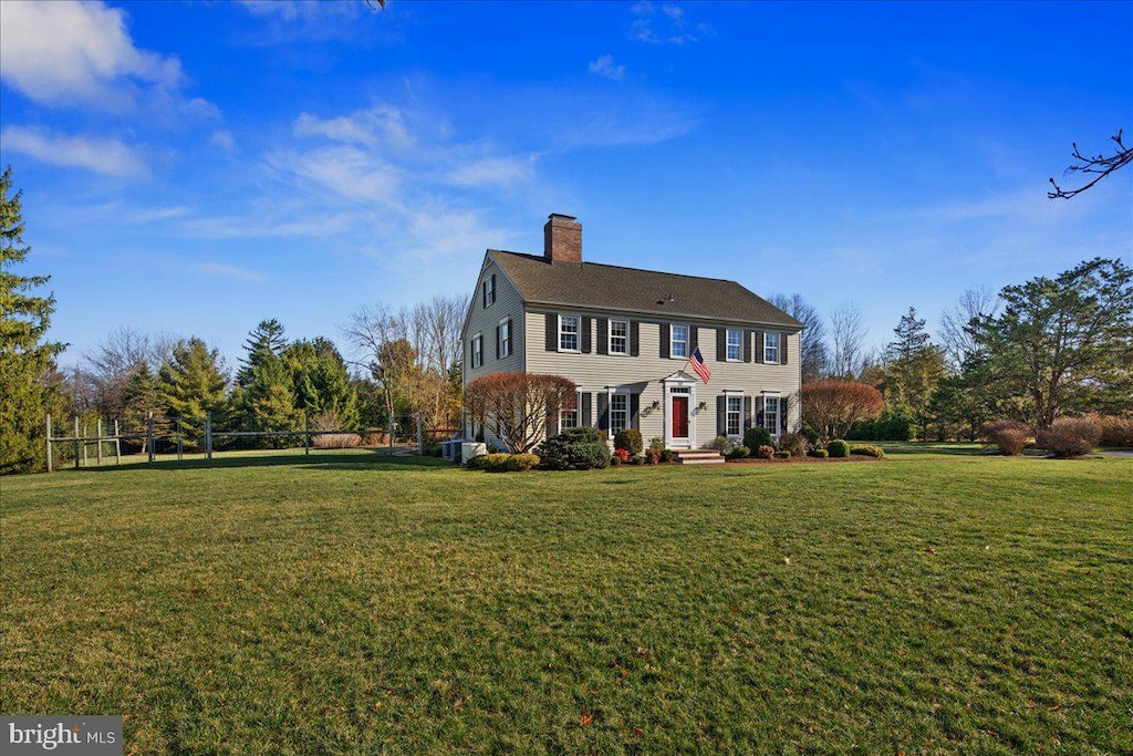 view of front facade with a front lawn