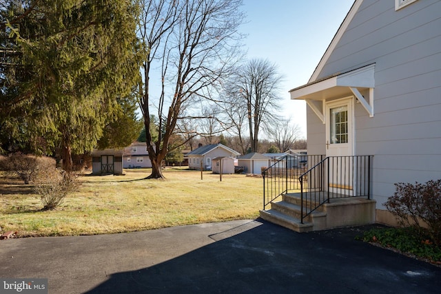 view of yard featuring a shed