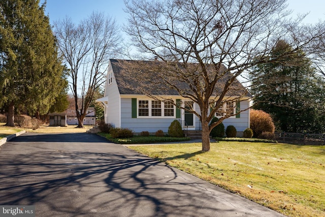 view of front of house featuring a front yard