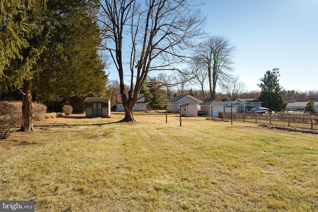 view of yard featuring a storage shed