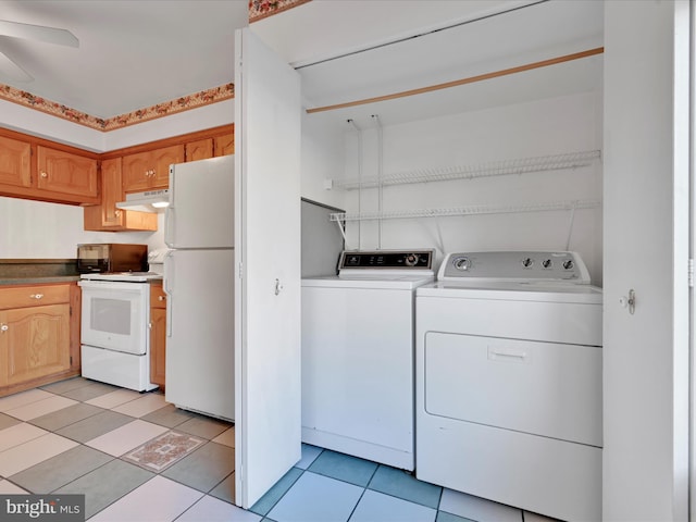 clothes washing area with ceiling fan, light tile patterned flooring, and washer and dryer