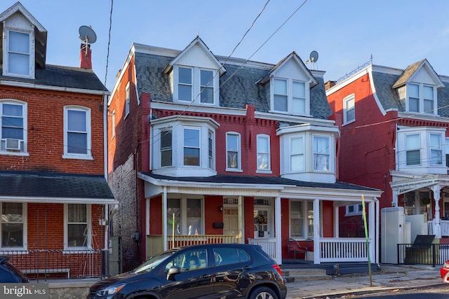 townhome / multi-family property featuring cooling unit