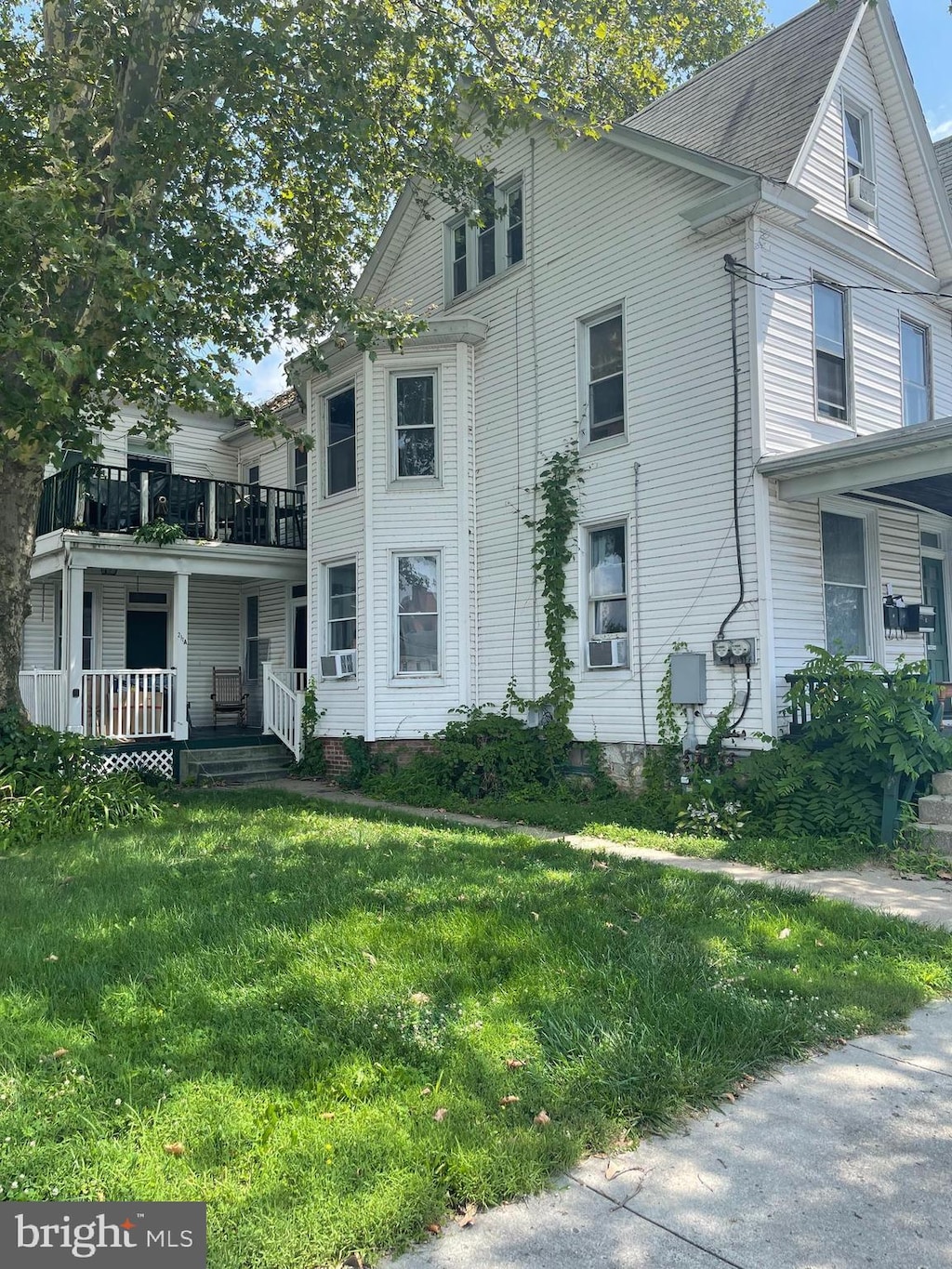 view of front facade with a front yard and cooling unit