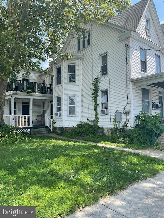 view of front facade with a front yard and cooling unit