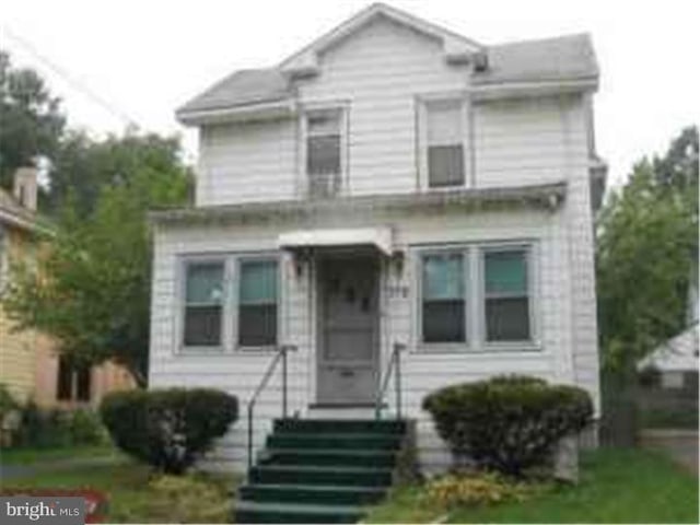 view of front facade featuring a front yard