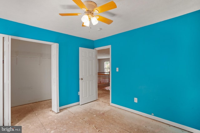 unfurnished bedroom featuring ceiling fan and a closet