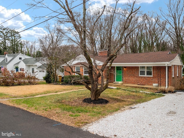 view of front of house featuring a front lawn