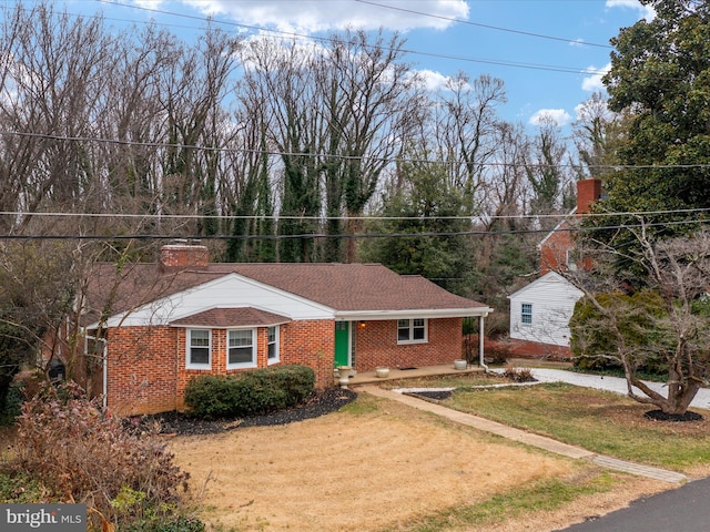 view of front of property featuring a front lawn