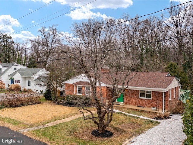 view of front of house featuring a front lawn