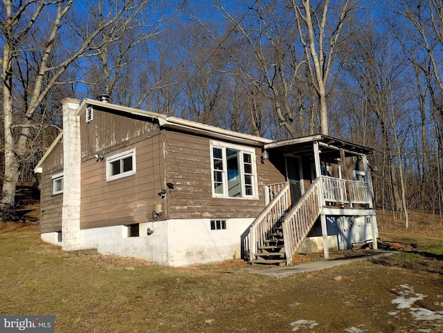 view of front of home with covered porch and a front yard