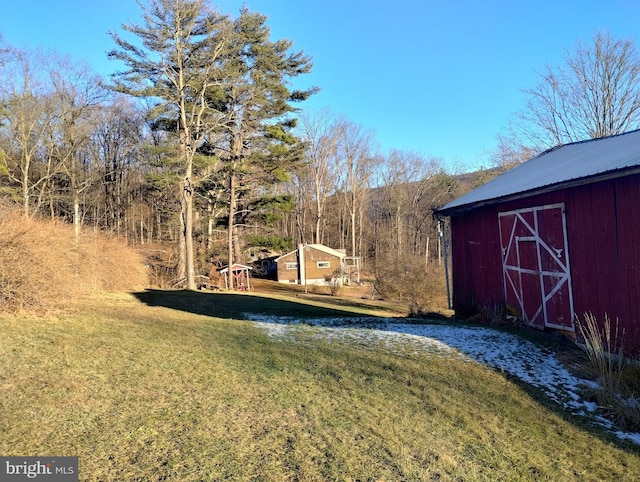 view of yard with an outdoor structure