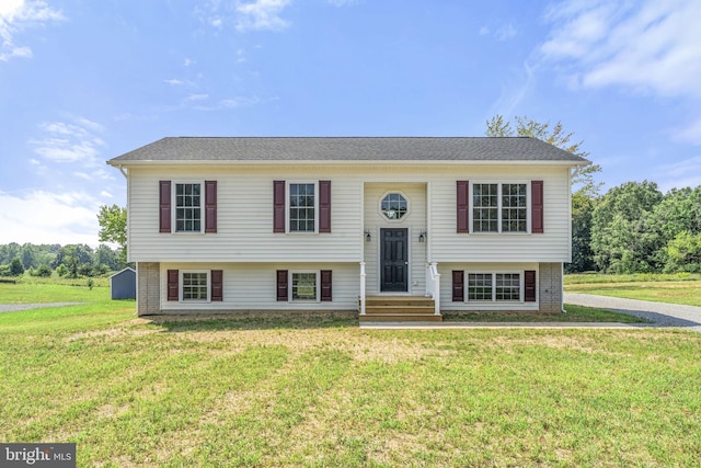 split foyer home featuring a front lawn