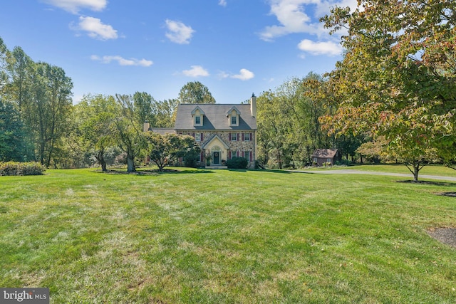 cape cod-style house featuring a front yard