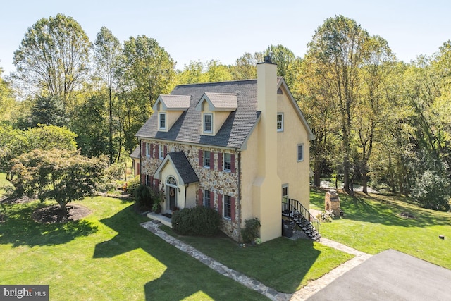 view of front of property with a front lawn