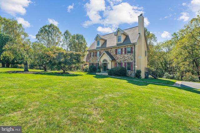 view of front facade featuring a front lawn