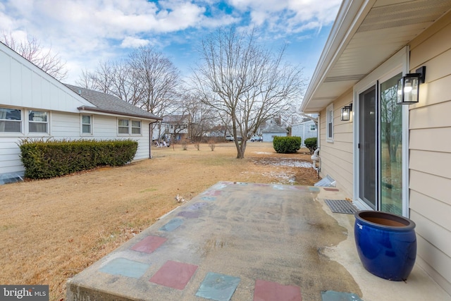 view of yard featuring a patio area