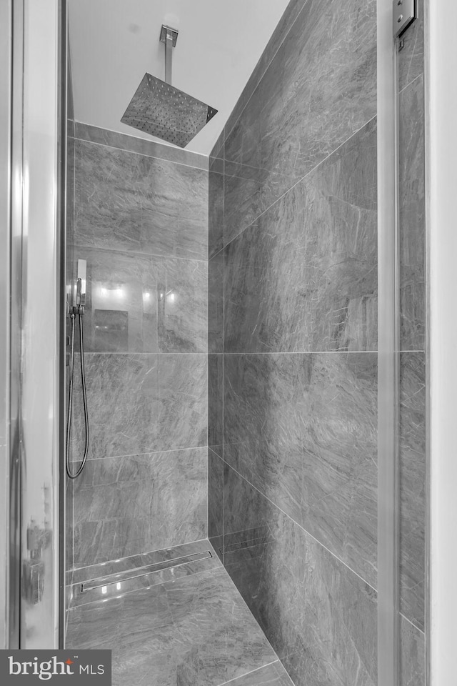 bathroom featuring a tile shower