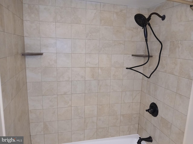 bathroom with tiled shower / bath