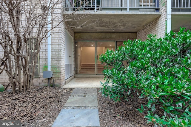 property entrance featuring a balcony