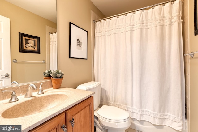 full bathroom featuring shower / tub combo with curtain, vanity, and toilet