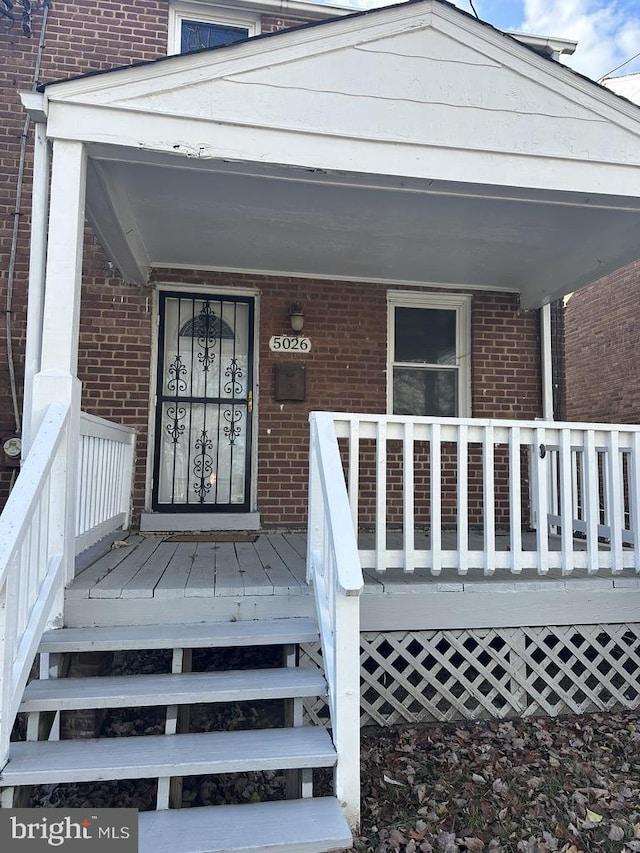 property entrance featuring a porch