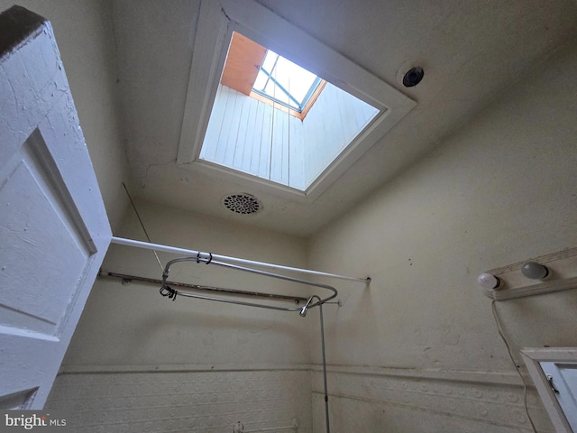 room details featuring a skylight