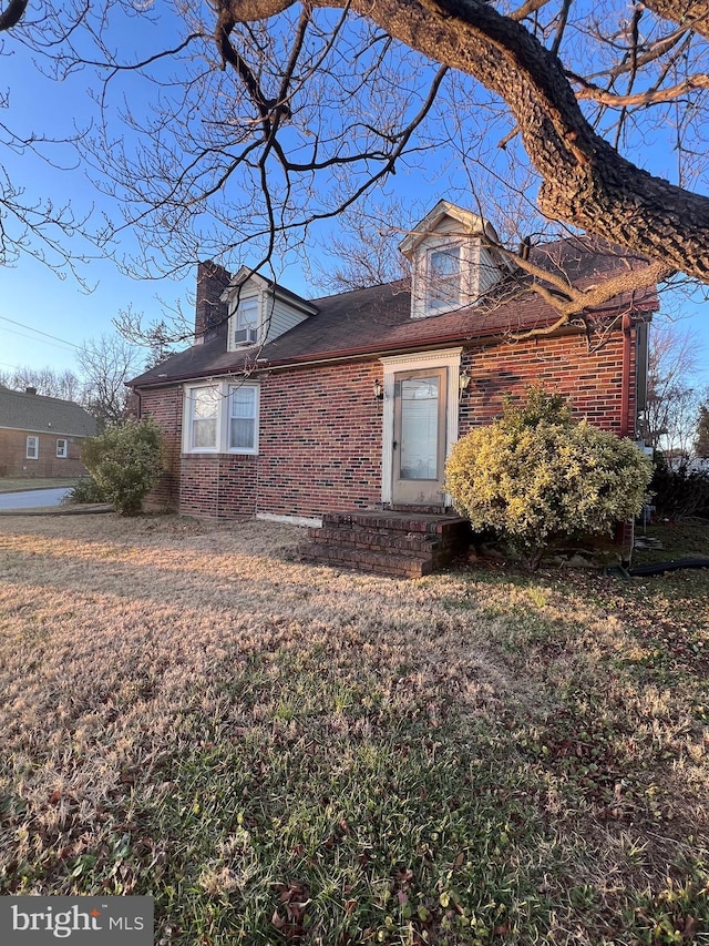 view of front of property with a front yard